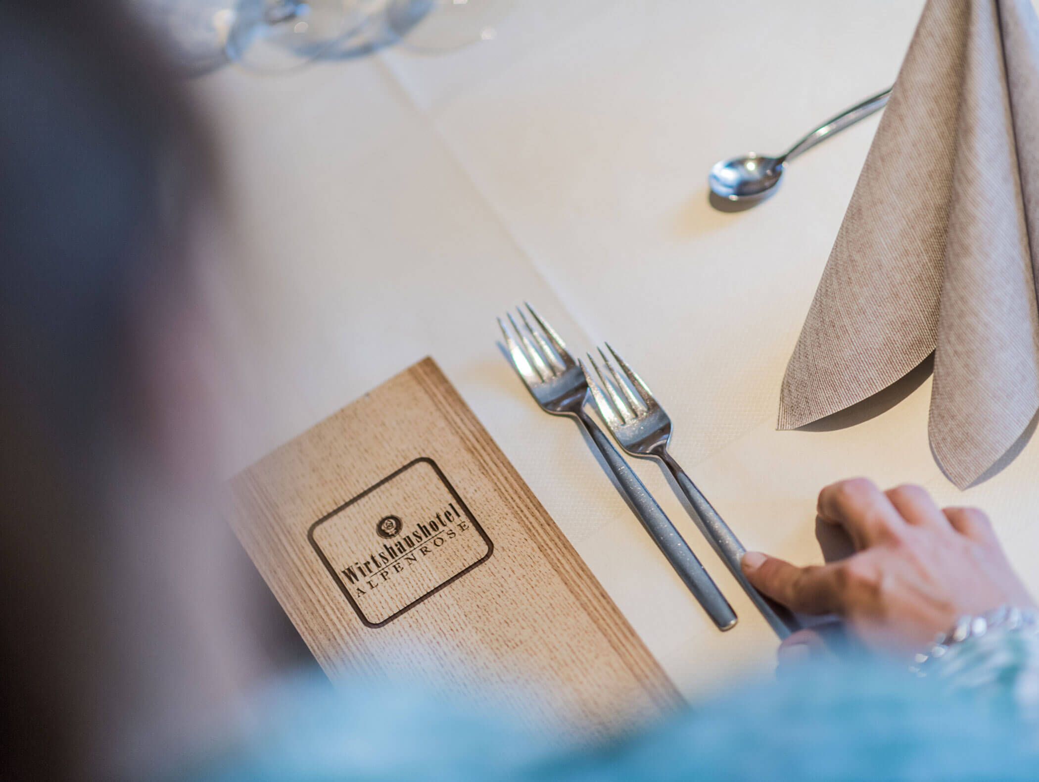 Set table with menu card - Wirtshaushotel Alpenrose