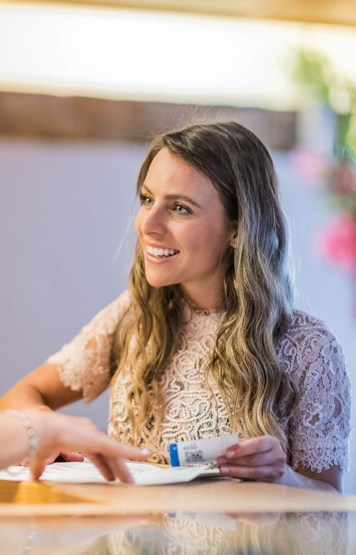 Frau erhält Auskunft an der Rezeption - Wirtshaushotel Alpenrose