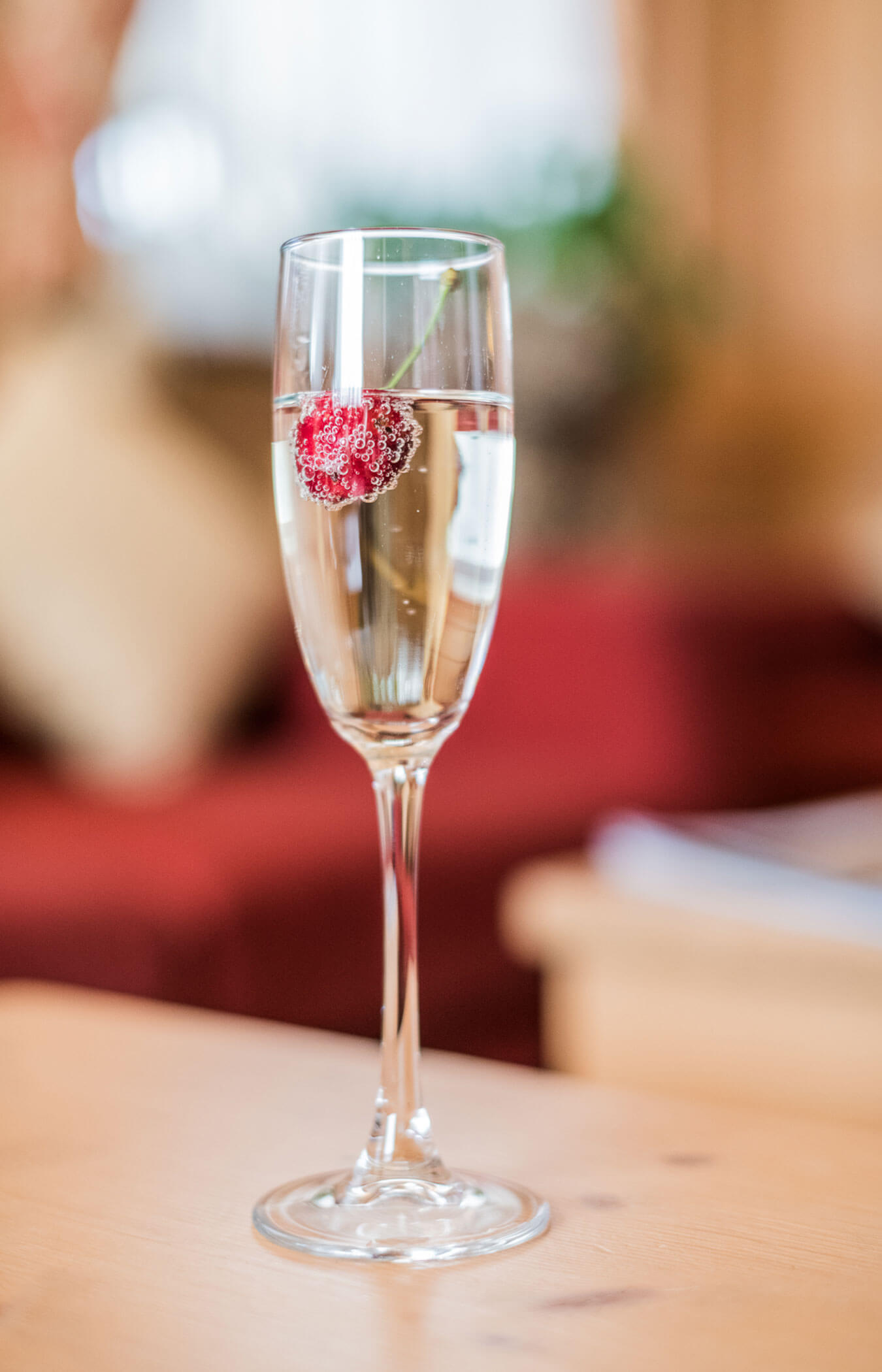 Begrüßungsgetränk mit einer Kirsche darin - Wirtshaushotel Alpenrose
