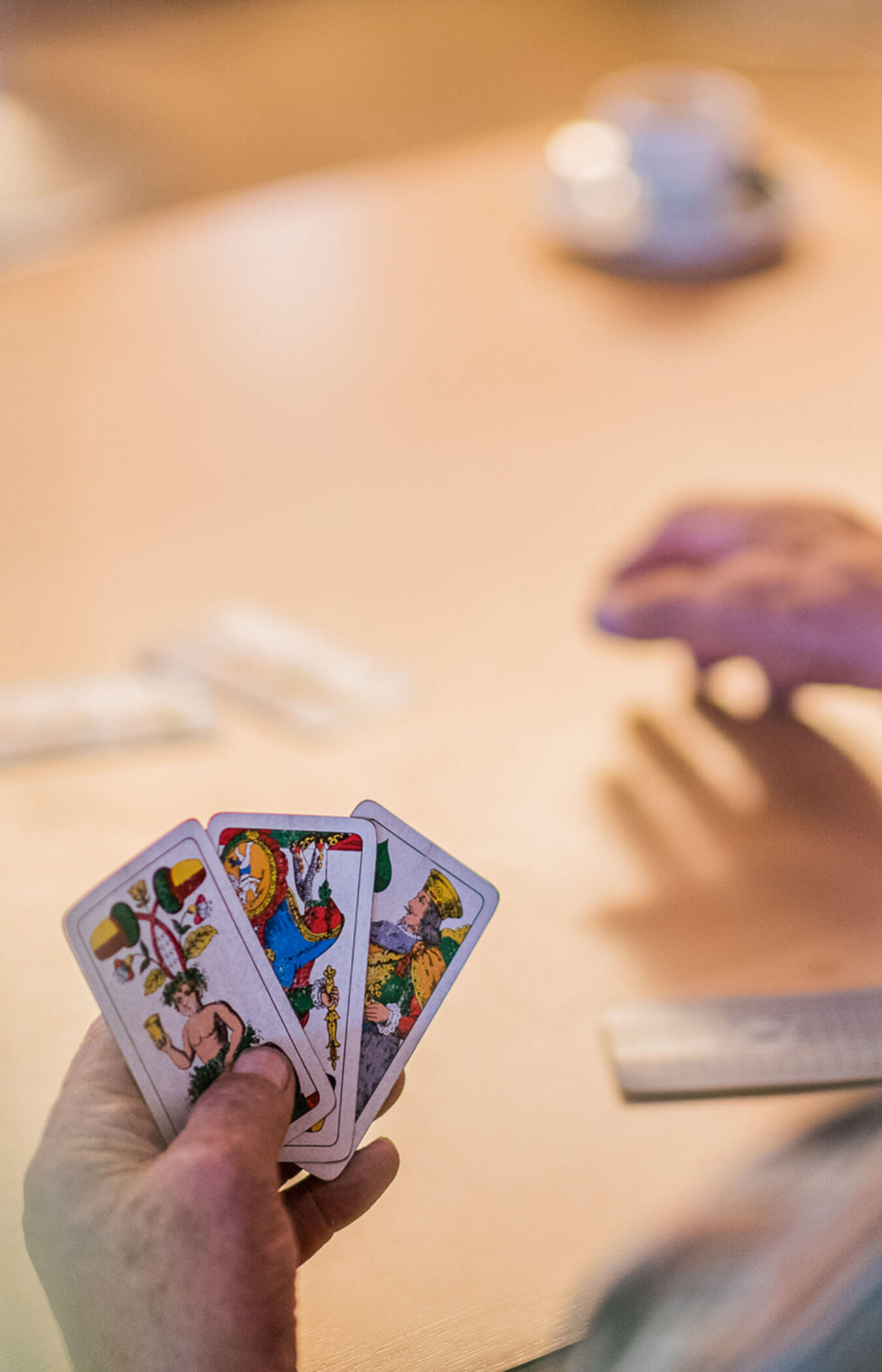 Mann hält Spieltkarten in der Hand - Wirtshaushotel Alpenrose