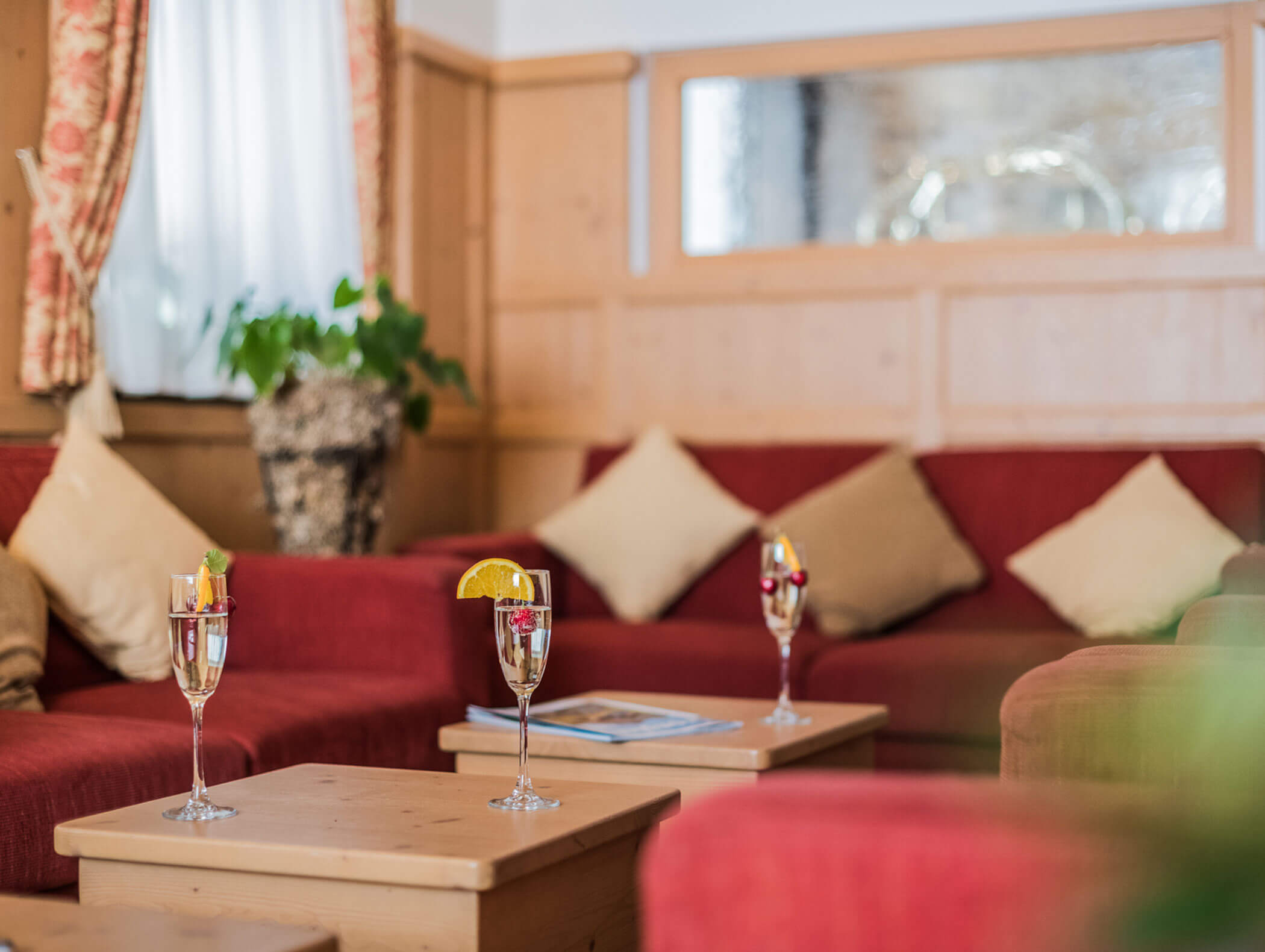 Lobby with sofa and welcome drink - Wirtshaushotel Alpenrose