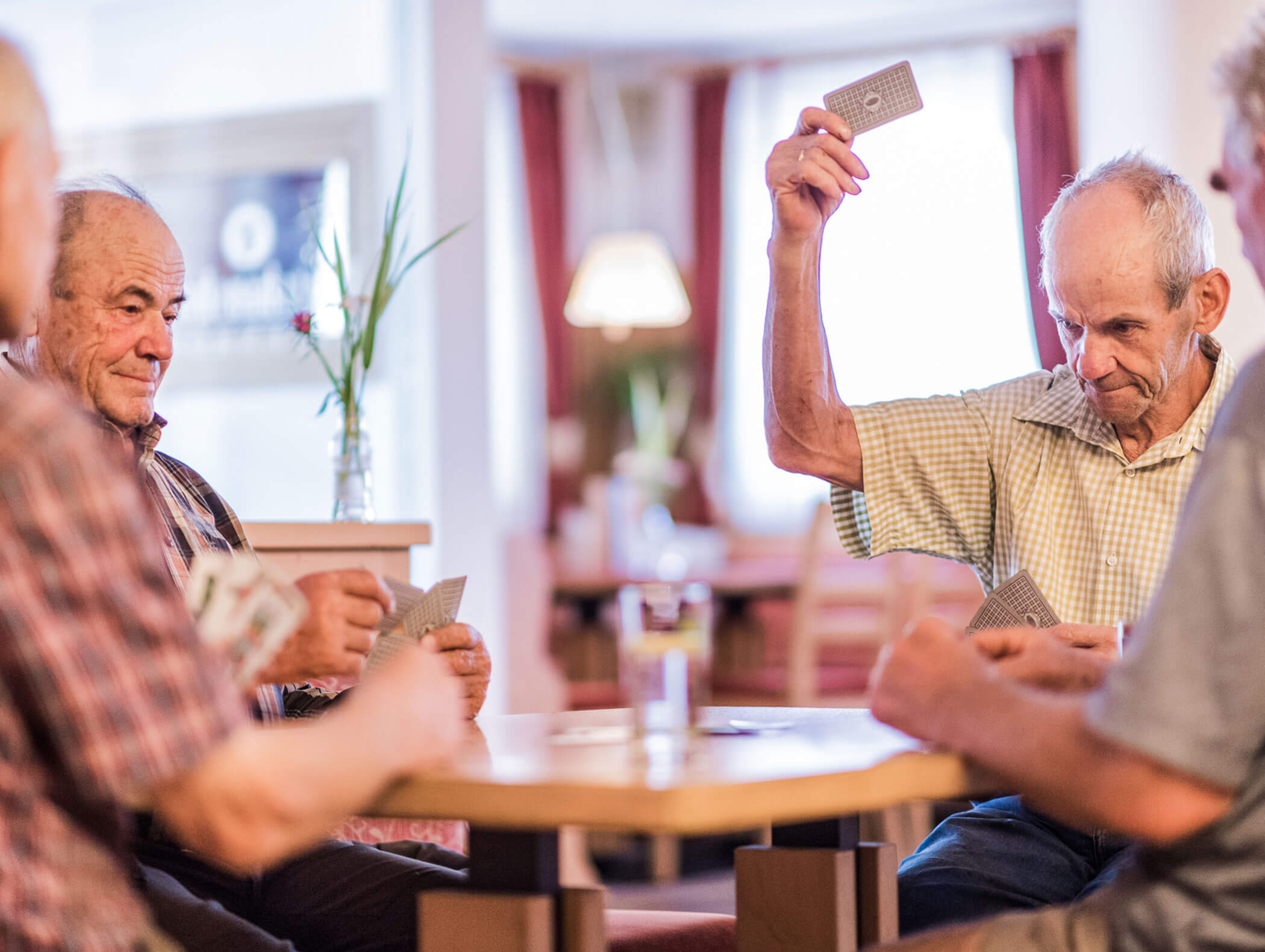 Men playing cards in the inn - Wirtshaushotel Alpenrose