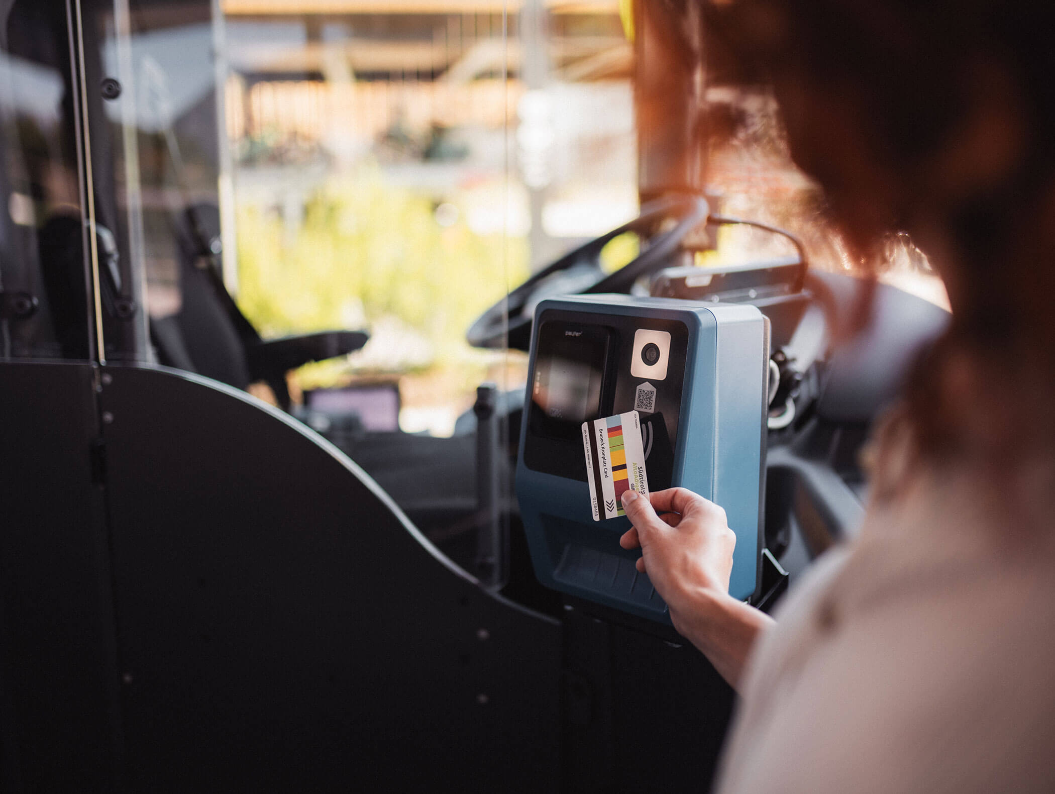 Frau stempelt mit ihrem Südtirol-Pass im Bus - Wirtshaushotel Alpenrose