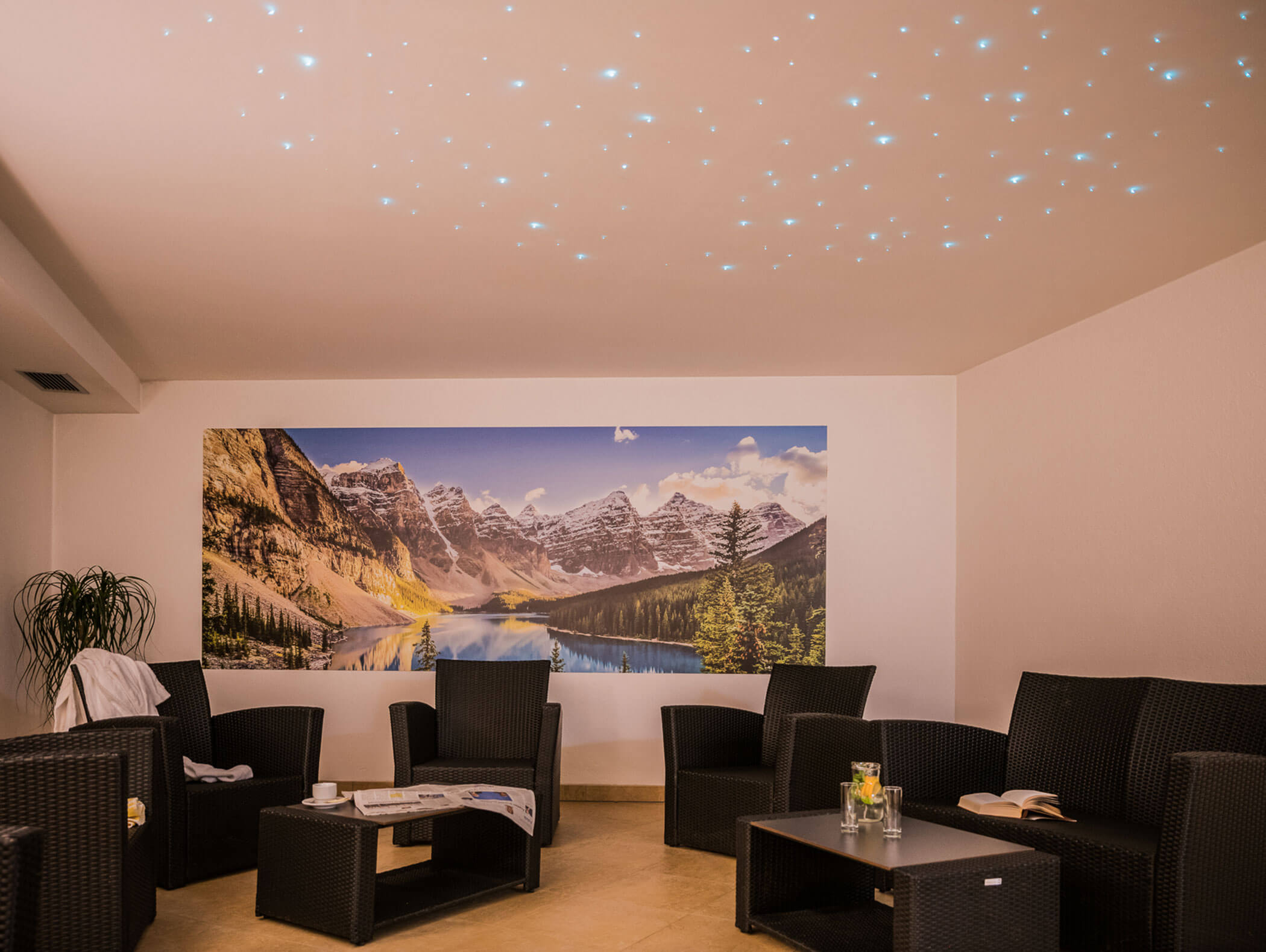 Ruheraum mit Zeitschriften und Getränken - Wirtshaushotel Alpenrose