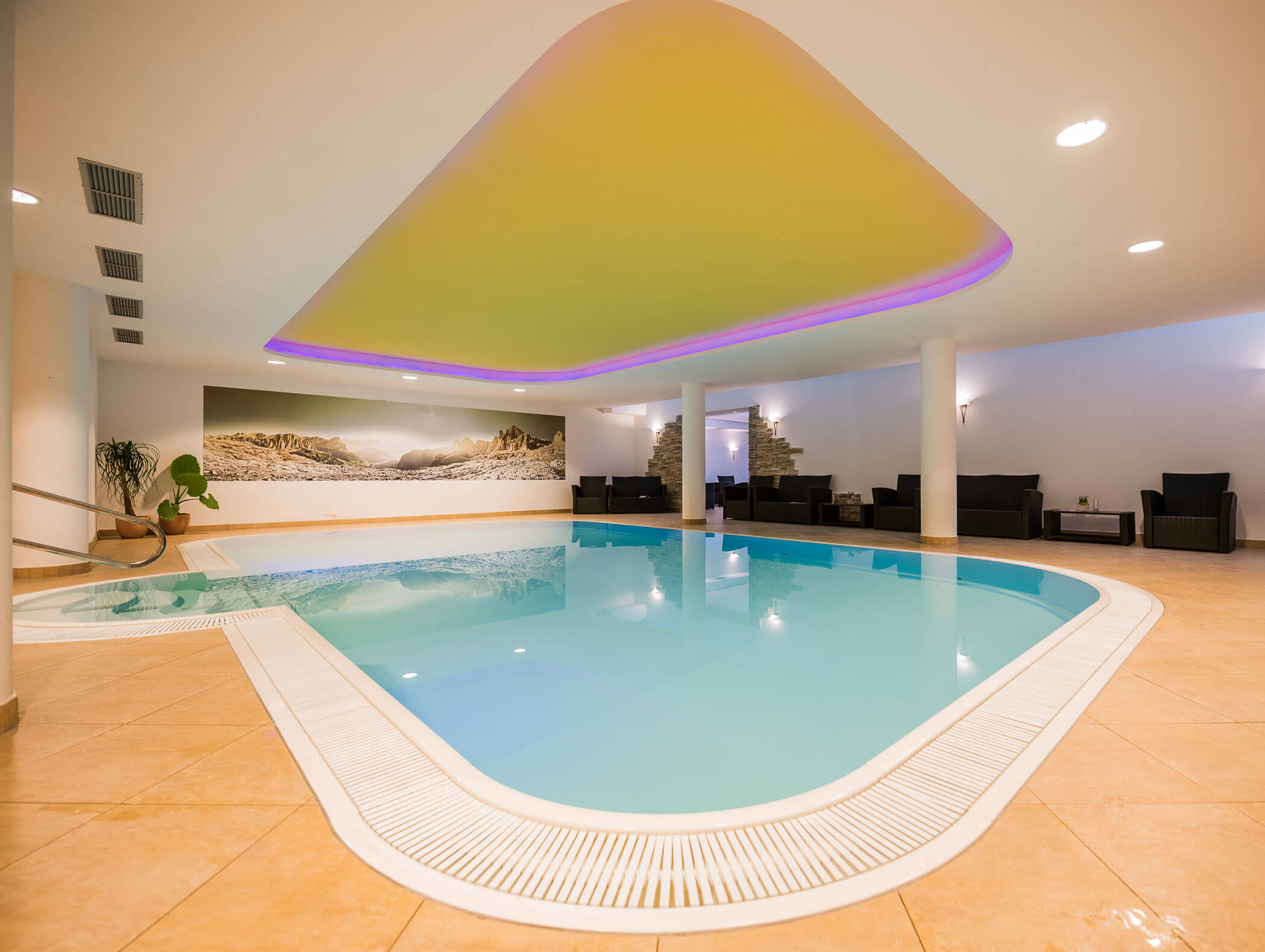 Pool with a picture of the mountains in the background - Wirtshaushotel Alpenrose