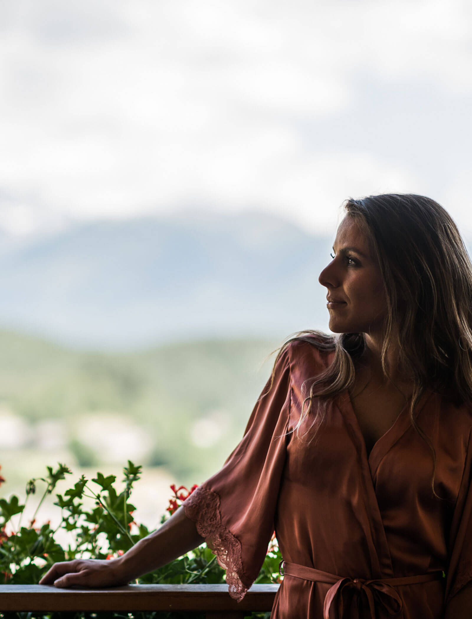 Frau auf Balkon - Wirthaushotel Alpenrose